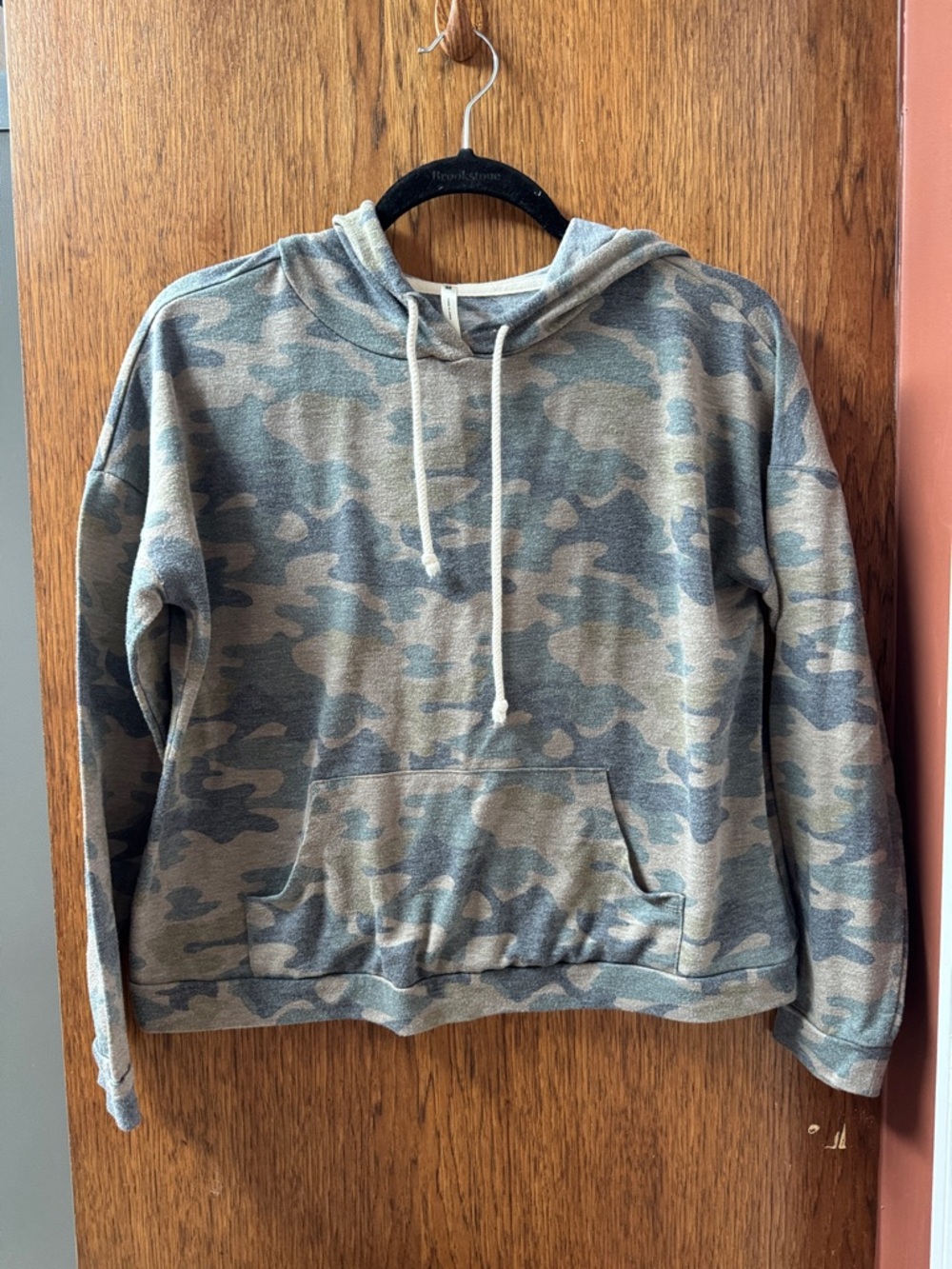 Tresics Cropped Camo Hooded Pullover